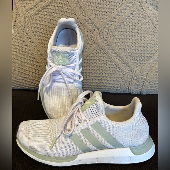 Adidas White and Light Green Running Shoes talla 6 U.S. - Picture 5 of 12